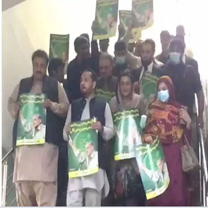 لیگی رہنماوں کا انار کلی سٹیشن سے اورنج ٹرین پر سفر